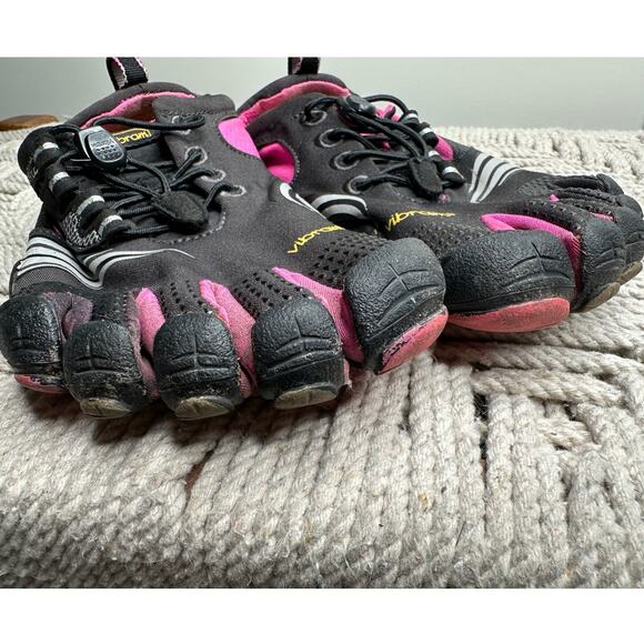 Vibram: Five Toe Shoes - Picture 3 of 8